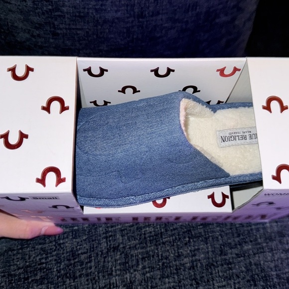NIB-TRUE RELIGION- Denim cozy slippers size 5-6 - Picture 2 of 6